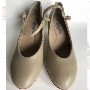 Capezio Women's Jr. Footlight Character 550 8 W